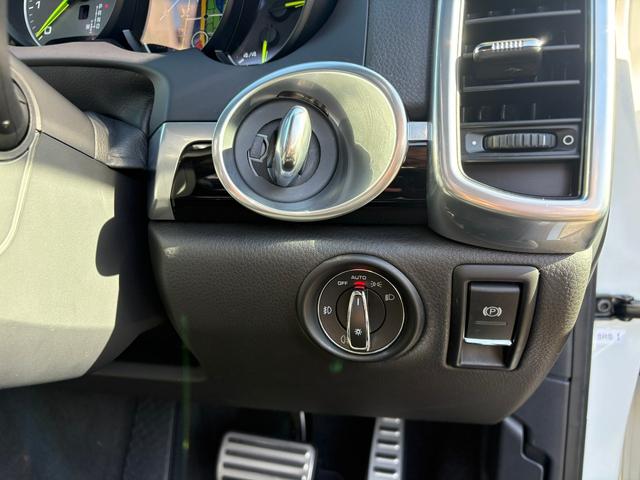 カイエン Ｓ　Ｅ－ハイブリッド　プラチナエディション　スポーツクロノパッケージ　シートヒーターＢＯＳＥサウンド　アルカンターラ／革コンビスポーツシート　パークアシストシステム　ソフトクローズ　ＥＴＣ　地デジ　２１インチホイル　充電ケーブル　故障保証付き（31枚目）