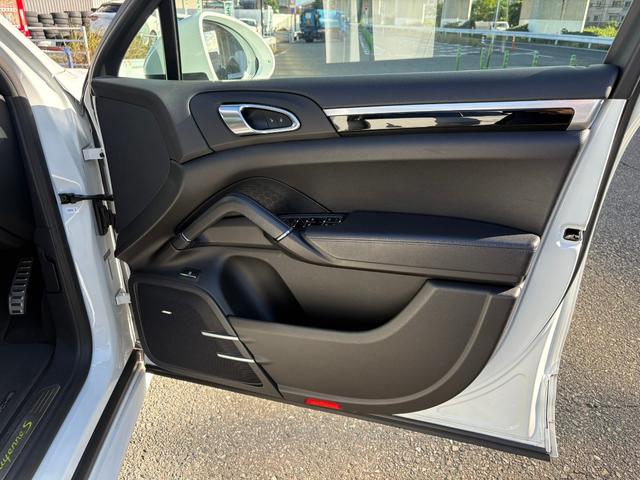 カイエン Ｓ　Ｅ－ハイブリッド　プラチナエディション　スポーツクロノパッケージ　シートヒーターＢＯＳＥサウンド　アルカンターラ／革コンビスポーツシート　パークアシストシステム　ソフトクローズ　ＥＴＣ　地デジ　２１インチホイル　充電ケーブル　故障保証付き（39枚目）