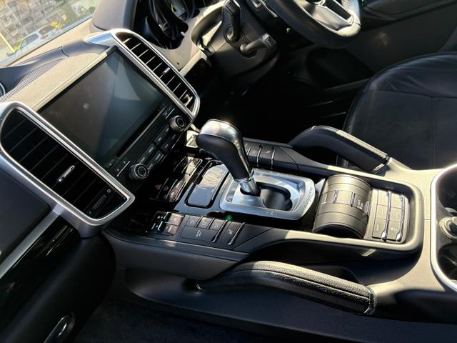 カイエン Ｓ　Ｅ－ハイブリッド　プラチナエディション　スポーツクロノパッケージ　シートヒーターＢＯＳＥサウンド　アルカンターラ／革コンビスポーツシート　パークアシストシステム　ソフトクローズ　ＥＴＣ　地デジ　２１インチホイル　充電ケーブル　故障保証付き（40枚目）