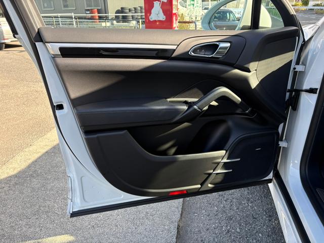 カイエン Ｓ　Ｅ－ハイブリッド　プラチナエディション　スポーツクロノパッケージ　シートヒーターＢＯＳＥサウンド　アルカンターラ／革コンビスポーツシート　パークアシストシステム　ソフトクローズ　ＥＴＣ　地デジ　２１インチホイル　充電ケーブル　故障保証付き（41枚目）