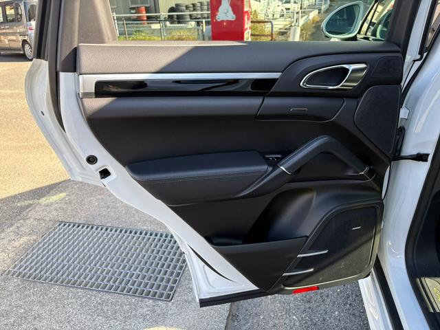 カイエン Ｓ　Ｅ－ハイブリッド　プラチナエディション　スポーツクロノパッケージ　シートヒーターＢＯＳＥサウンド　アルカンターラ／革コンビスポーツシート　パークアシストシステム　ソフトクローズ　ＥＴＣ　地デジ　２１インチホイル　充電ケーブル　故障保証付き（55枚目）