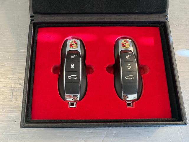 カイエン Ｓ　Ｅ－ハイブリッド　プラチナエディション　スポーツクロノパッケージ　シートヒーターＢＯＳＥサウンド　アルカンターラ／革コンビスポーツシート　パークアシストシステム　ソフトクローズ　ＥＴＣ　地デジ　２１インチホイル　充電ケーブル　故障保証付き（64枚目）