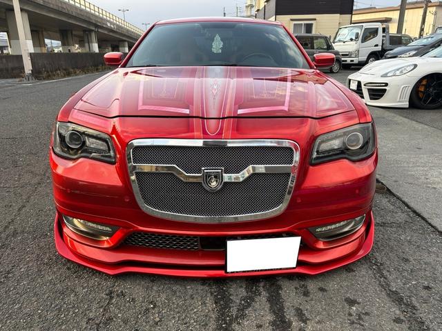 クライスラー・３００ ３００Ｓ　カスタムペイント　ＡＣＣＵＡＩＲエアサス　ａｎｄｒｏｉｄ大画面ナビ　オリジナルマフラー　ＬＥＸＡＮＩ２２ｉｎｃ　デジタルインナーミラー　ＵＳインテーク（3枚目）