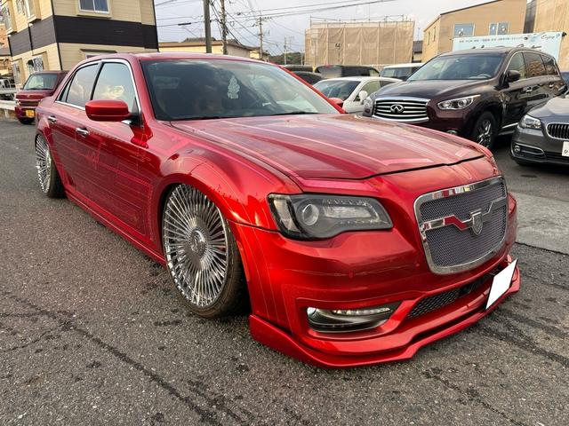 クライスラー・３００ ３００Ｓ　カスタムペイント　ＡＣＣＵＡＩＲエアサス　ａｎｄｒｏｉｄ大画面ナビ　オリジナルマフラー　ＬＥＸＡＮＩ２２ｉｎｃ　デジタルインナーミラー　ＵＳインテーク（4枚目）