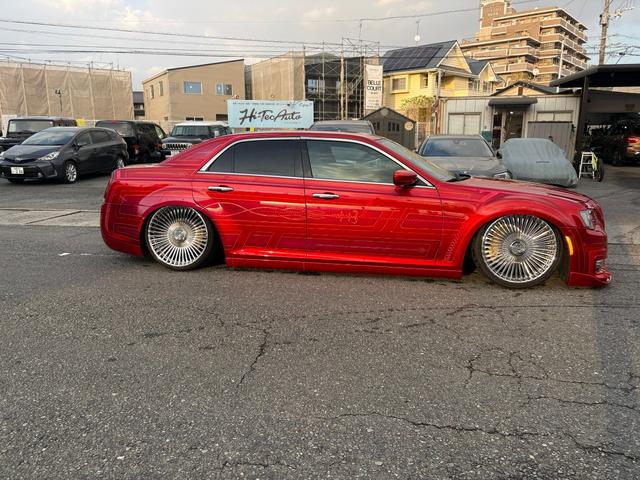 クライスラー・３００ ３００Ｓ　カスタムペイント　ＡＣＣＵＡＩＲエアサス　ａｎｄｒｏｉｄ大画面ナビ　オリジナルマフラー　ＬＥＸＡＮＩ２２ｉｎｃ　デジタルインナーミラー　ＵＳインテーク（5枚目）