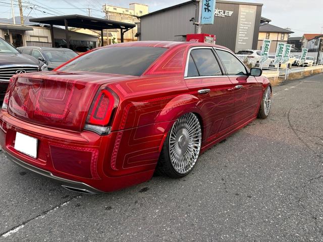 クライスラー・３００ ３００Ｓ　カスタムペイント　ＡＣＣＵＡＩＲエアサス　ａｎｄｒｏｉｄ大画面ナビ　オリジナルマフラー　ＬＥＸＡＮＩ２２ｉｎｃ　デジタルインナーミラー　ＵＳインテーク（6枚目）