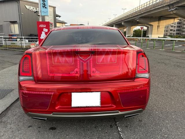 クライスラー・３００ ３００Ｓ　カスタムペイント　ＡＣＣＵＡＩＲエアサス　ａｎｄｒｏｉｄ大画面ナビ　オリジナルマフラー　ＬＥＸＡＮＩ２２ｉｎｃ　デジタルインナーミラー　ＵＳインテーク（7枚目）