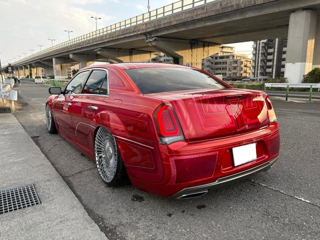 クライスラー・３００ ３００Ｓ　カスタムペイント　ＡＣＣＵＡＩＲエアサス　ａｎｄｒｏｉｄ大画面ナビ　オリジナルマフラー　ＬＥＸＡＮＩ２２ｉｎｃ　デジタルインナーミラー　ＵＳインテーク（8枚目）