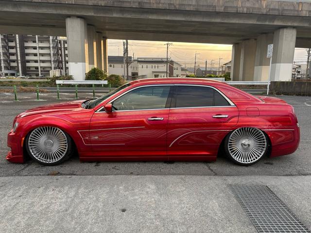 クライスラー・３００ ３００Ｓ　カスタムペイント　ＡＣＣＵＡＩＲエアサス　ａｎｄｒｏｉｄ大画面ナビ　オリジナルマフラー　ＬＥＸＡＮＩ２２ｉｎｃ　デジタルインナーミラー　ＵＳインテーク（9枚目）