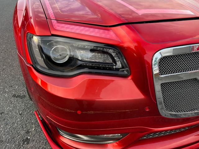 クライスラー・３００ ３００Ｓ　カスタムペイント　ＡＣＣＵＡＩＲエアサス　ａｎｄｒｏｉｄ大画面ナビ　オリジナルマフラー　ＬＥＸＡＮＩ２２ｉｎｃ　デジタルインナーミラー　ＵＳインテーク（12枚目）