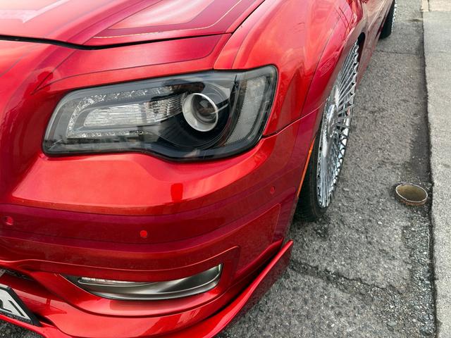 クライスラー・３００ ３００Ｓ　カスタムペイント　ＡＣＣＵＡＩＲエアサス　ａｎｄｒｏｉｄ大画面ナビ　オリジナルマフラー　ＬＥＸＡＮＩ２２ｉｎｃ　デジタルインナーミラー　ＵＳインテーク（13枚目）