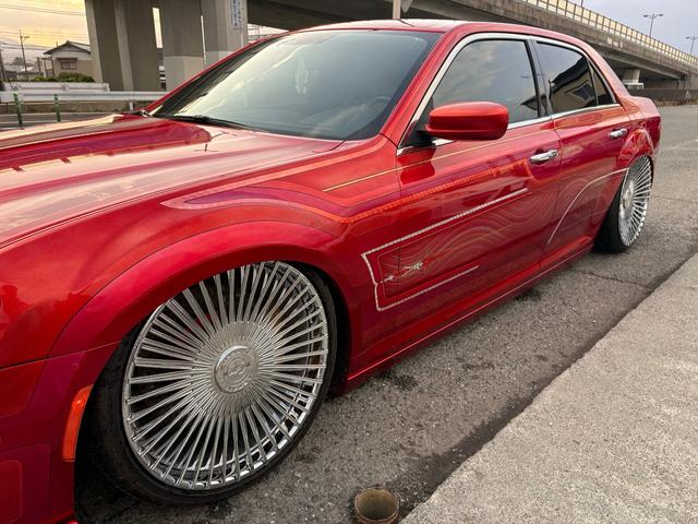 クライスラー・３００ ３００Ｓ　カスタムペイント　ＡＣＣＵＡＩＲエアサス　ａｎｄｒｏｉｄ大画面ナビ　オリジナルマフラー　ＬＥＸＡＮＩ２２ｉｎｃ　デジタルインナーミラー　ＵＳインテーク（14枚目）