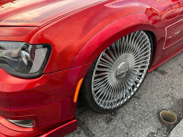 クライスラー・３００ ３００Ｓ　カスタムペイント　ＡＣＣＵＡＩＲエアサス　ａｎｄｒｏｉｄ大画面ナビ　オリジナルマフラー　ＬＥＸＡＮＩ２２ｉｎｃ　デジタルインナーミラー　ＵＳインテーク（27枚目）