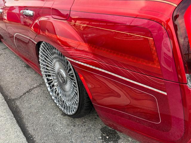 クライスラー・３００ ３００Ｓ　カスタムペイント　ＡＣＣＵＡＩＲエアサス　ａｎｄｒｏｉｄ大画面ナビ　オリジナルマフラー　ＬＥＸＡＮＩ２２ｉｎｃ　デジタルインナーミラー　ＵＳインテーク（28枚目）