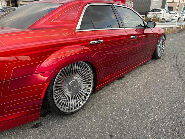 クライスラー・３００ ３００Ｓ　カスタムペイント　ＡＣＣＵＡＩＲエアサス　ａｎｄｒｏｉｄ大画面ナビ　オリジナルマフラー　ＬＥＸＡＮＩ２２ｉｎｃ　デジタルインナーミラー　ＵＳインテーク（30枚目）