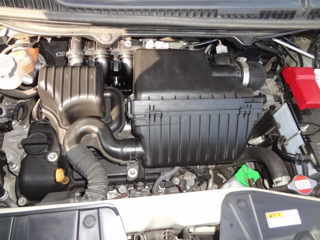 エンジンは車の心臓部なのでエンジン内部の掃除など全車実施します．エンジンルームのクリーニング作業もキレイに行っていますよ☆