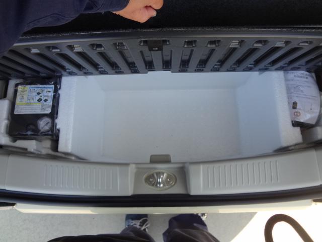 空気を入れるコンプレッサーとパンク修理キット付属です