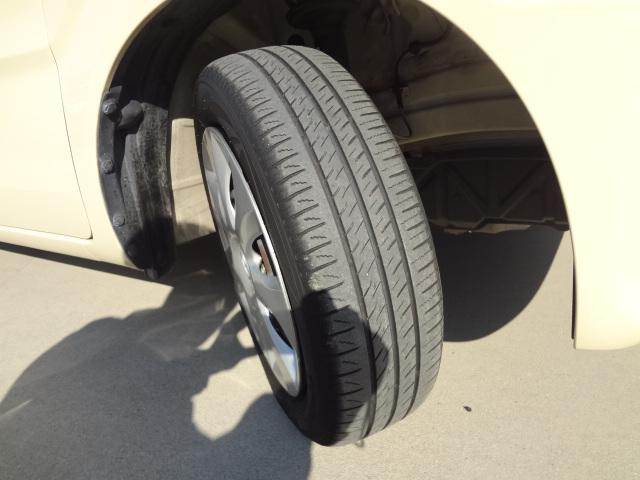 タイヤは４本ともにタイヤ溝あります。