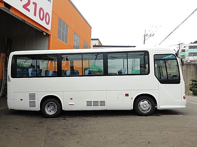 リエッセ 　２９人乗り小型バス　送迎仕様　内装仕様／標準　クーラー方式／サブエンジン付　モケットあり　自動ドア（8枚目）