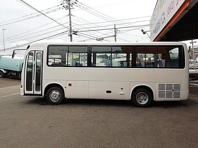 リエッセ 　２９人乗り小型バス　送迎仕様　内装仕様／標準　クーラー方式／サブエンジン付　モケットあり　自動ドア（9枚目）