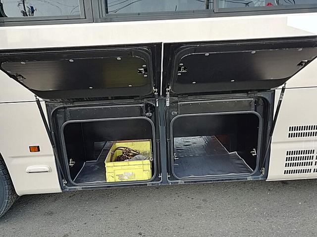 メルファ 　３５人乗りバス　送迎仕様　乗車定員／３５名　８列シート　トランクあり　内装仕様／標準　クーラー方式／サブエンジン式　リクライニングあり　モケットあり　自動ドア（16枚目）