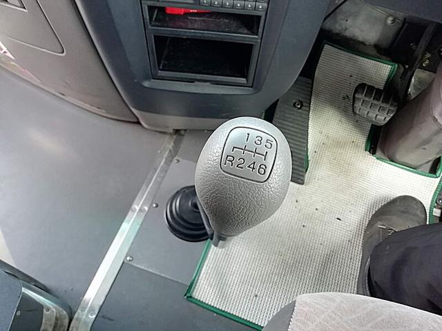 メルファ 　３５人乗りバス　送迎仕様　乗車定員／３５名　８列シート　トランクあり　内装仕様／標準　クーラー方式／サブエンジン式　リクライニングあり　モケットあり　自動ドア（30枚目）