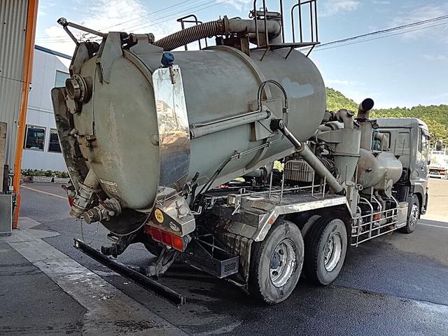 ＵＤトラックス 　大型強力吸引車　タンク容量／７０００リットル　品名／汚水　比重／０．９　タンク全ステンレス　キャッチャーあり　配管あり　稼働時間／７７２９ｈｒ表示　オールステンレス（3枚目）