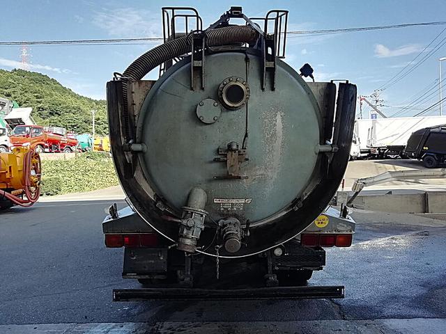 ＵＤトラックス 　大型強力吸引車　タンク容量／７０００リットル　品名／汚水　比重／０．９　タンク全ステンレス　キャッチャーあり　配管あり　稼働時間／７７２９ｈｒ表示　オールステンレス（4枚目）