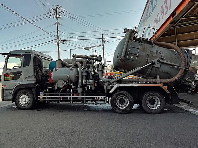ＵＤトラックス 　大型強力吸引車　タンク容量／７０００リットル　品名／汚水　比重／０．９　タンク全ステンレス　キャッチャーあり　配管あり　稼働時間／７７２９ｈｒ表示　オールステンレス（7枚目）