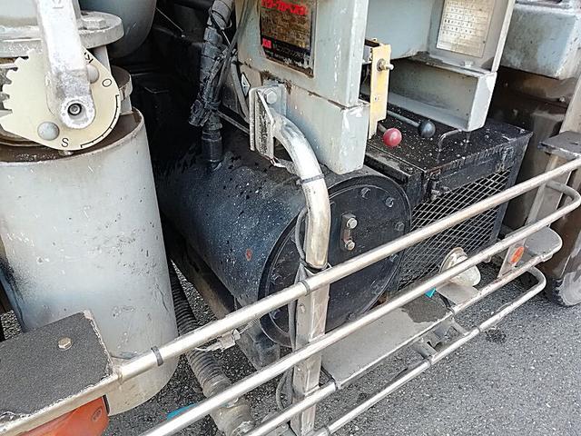 ＵＤトラックス 　大型強力吸引車　タンク容量／７０００リットル　品名／汚水　比重／０．９　タンク全ステンレス　キャッチャーあり　配管あり　稼働時間／７７２９ｈｒ表示　オールステンレス（8枚目）