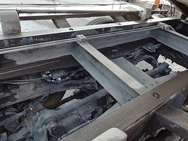 ＵＤトラックス 　大型強力吸引車　タンク容量／７０００リットル　品名／汚水　比重／０．９　タンク全ステンレス　キャッチャーあり　配管あり　稼働時間／７７２９ｈｒ表示　オールステンレス（9枚目）