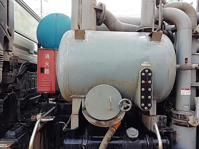 ＵＤトラックス 　大型強力吸引車　タンク容量／７０００リットル　品名／汚水　比重／０．９　タンク全ステンレス　キャッチャーあり　配管あり　稼働時間／７７２９ｈｒ表示　オールステンレス（15枚目）