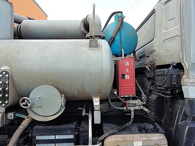 ＵＤトラックス 　大型強力吸引車　タンク容量／７０００リットル　品名／汚水　比重／０．９　タンク全ステンレス　キャッチャーあり　配管あり　稼働時間／７７２９ｈｒ表示　オールステンレス（17枚目）
