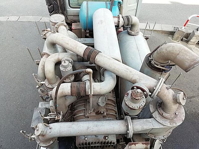 ＵＤトラックス 　大型強力吸引車　タンク容量／７０００リットル　品名／汚水　比重／０．９　タンク全ステンレス　キャッチャーあり　配管あり　稼働時間／７７２９ｈｒ表示　オールステンレス（22枚目）