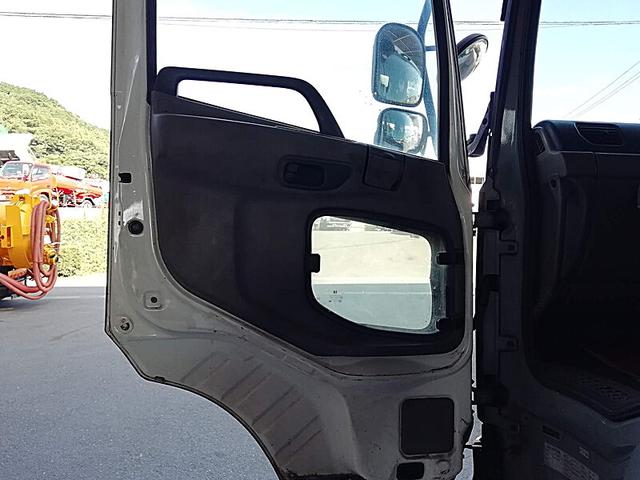 ＵＤトラックス 　大型強力吸引車　タンク容量／７０００リットル　品名／汚水　比重／０．９　タンク全ステンレス　キャッチャーあり　配管あり　稼働時間／７７２９ｈｒ表示　オールステンレス（23枚目）