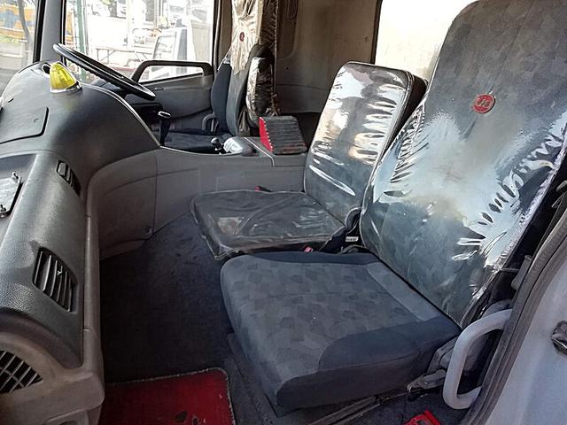 ＵＤトラックス 　大型強力吸引車　タンク容量／７０００リットル　品名／汚水　比重／０．９　タンク全ステンレス　キャッチャーあり　配管あり　稼働時間／７７２９ｈｒ表示　オールステンレス（25枚目）
