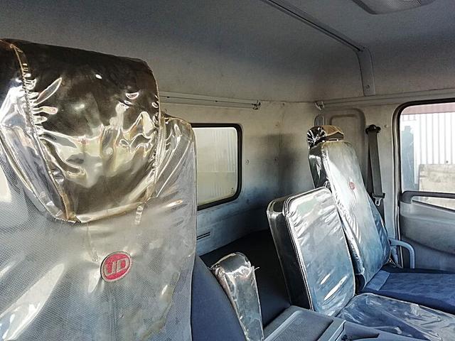 ＵＤトラックス 　大型強力吸引車　タンク容量／７０００リットル　品名／汚水　比重／０．９　タンク全ステンレス　キャッチャーあり　配管あり　稼働時間／７７２９ｈｒ表示　オールステンレス（30枚目）