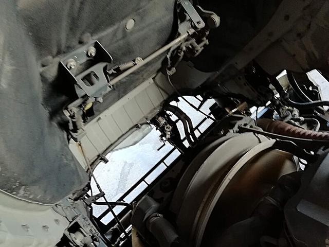 ＵＤトラックス 　大型強力吸引車　タンク容量／７０００リットル　品名／汚水　比重／０．９　タンク全ステンレス　キャッチャーあり　配管あり　稼働時間／７７２９ｈｒ表示　オールステンレス（39枚目）
