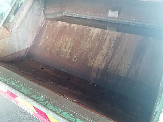 エルフトラック 3t プレス式 6.0立米 パッカー車 GPX 内容量/6.0m3 作動方式/プレス 連続スイッチあり 荷箱前物入れあり 工具箱/1個(17枚目)