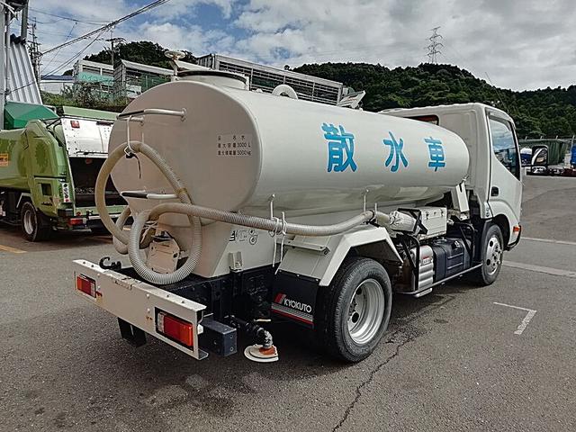 デュトロ  3t 前後散水車 PTO式 内容量/3000リットル 品名/水 付属ホースあり 部屋/1室 工具箱/1個 吸引方式/PTO式 準中型免許可能(5枚目)