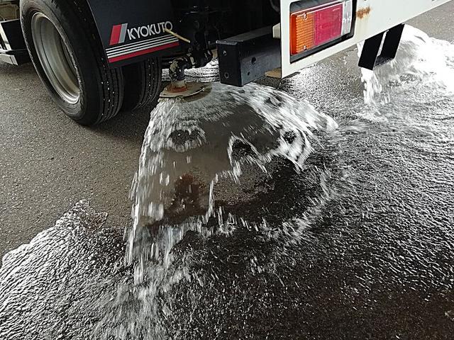 デュトロ  3t 前後散水車 PTO式 内容量/3000リットル 品名/水 付属ホースあり 部屋/1室 工具箱/1個 吸引方式/PTO式 準中型免許可能(18枚目)