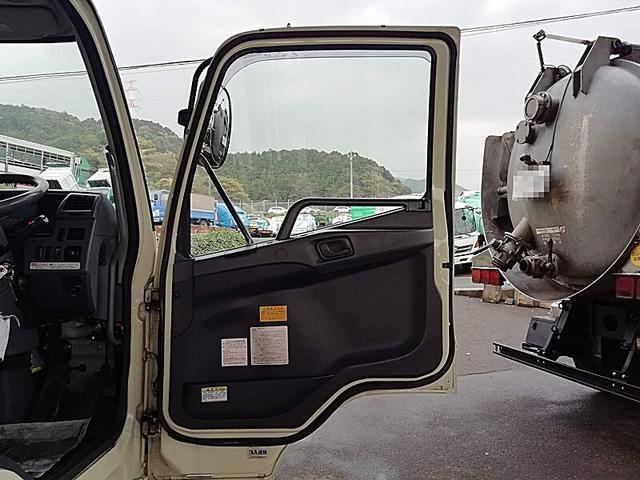 ファイター 　増々トン　６３００リットル　バキューム車　内容量／６３００リットル　品名／糞尿　コードリール付　付属ホースあり　部屋／１室　工具箱／１個　吸引方式／ＰＴＯ式（32枚目）