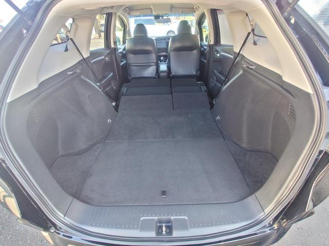 ２列目シートを格納すれば、ラゲージスペースを拡大できます。大きな荷物もラクに収まります。