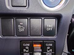 トラクションコントロールはお車の発進や加速を行う際にタイヤの空転を防止するための制御装置です。 7