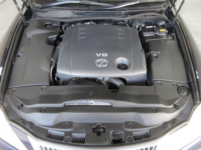 エンジンルームは車のために過剰な清掃はしておりませんので安心です