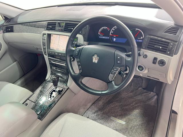 クラウン ロイヤルサルーン　後期　スマートキー　プッシュスタート　ＨＤＤナビ　ＣＤ　Ｍサーバー　バックカメラ　ＥＴＣ　クルコン　ソナー　パワーシート　ＨＩＤ　フォグ　電格ミラー　取説　記録簿　１６ＡＷ　Ｔチェーン（42枚目）