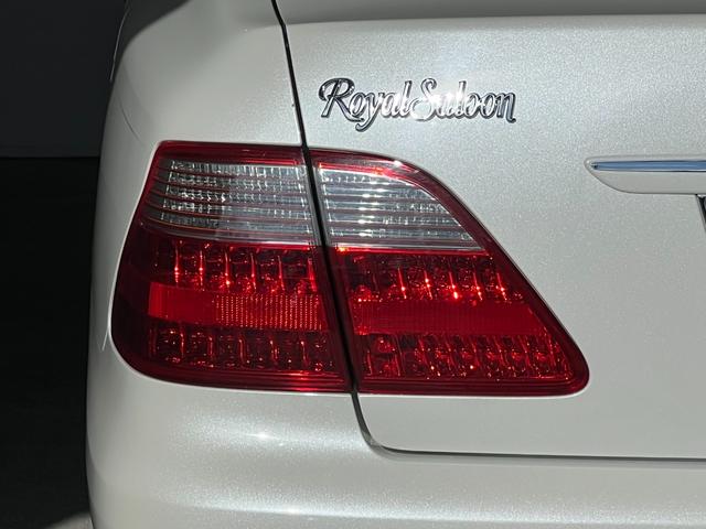 クラウン ロイヤルサルーン　後期　スマートキー　プッシュスタート　ＨＤＤナビ　ＣＤ　Ｍサーバー　バックカメラ　ＥＴＣ　クルコン　ソナー　パワーシート　ＨＩＤ　フォグ　電格ミラー　取説　記録簿　１６ＡＷ　Ｔチェーン（66枚目）