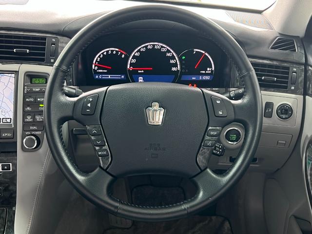 クラウン ロイヤルサルーン　後期　スマートキー　プッシュスタート　ＨＤＤナビ　ＣＤ　Ｍサーバー　バックカメラ　ＥＴＣ　クルコン　ソナー　パワーシート　ＨＩＤ　フォグ　電格ミラー　取説　記録簿　１６ＡＷ　Ｔチェーン（70枚目）