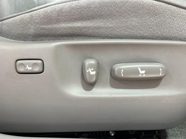 クラウン ロイヤルサルーン　後期　スマートキー　プッシュスタート　ＨＤＤナビ　ＣＤ　Ｍサーバー　バックカメラ　ＥＴＣ　クルコン　ソナー　パワーシート　ＨＩＤ　フォグ　電格ミラー　取説　記録簿　１６ＡＷ　Ｔチェーン（76枚目）