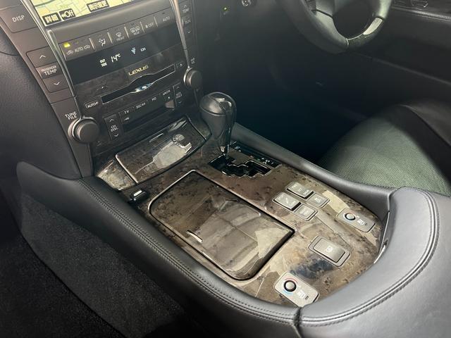 ＬＳ ＬＳ４６０　バージョンＣ　Ｉパッケージ　サンルーフ　黒革　エアサス　スマートキー　プッシュスタート　ＨＤＤナビ　フルセグ　ＣＤ　Ｍサーバー　バックカメラ　ＥＴＣ　クルコン　シートエアコン　パワーシート　クリアランスソナー　１８ＡＷ（58枚目）